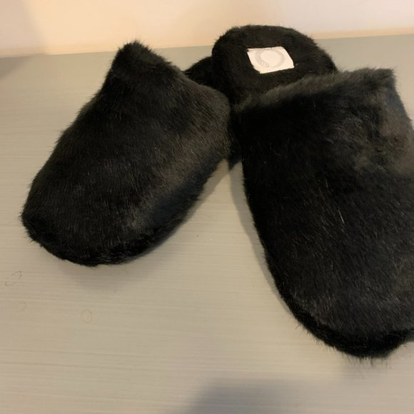 O Shoes Brand New Black Faux Fur Slippers Size 9 Poshmark